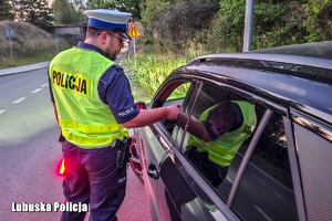 policjant kontroluje trzeźwość kierowcy