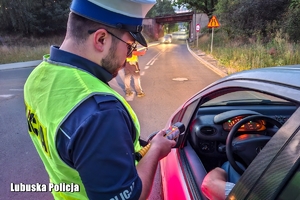 policjant kontroluje trzeźwość kierowcy