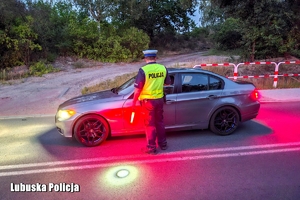 policjant kontroluje trzeźwość kierowcy