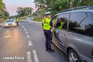 policjantka kontroluje trzeźwość kierowcy