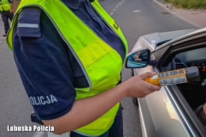 policjantka kontroluje trzeźwość kierowcy
