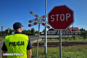 policjant obserwuje przejazd kolejowy