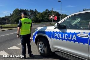 policjant obserwuje przejazd kolejowy