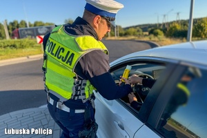 Policjant kontroluje trzeźwość