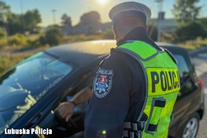 Policjant kontroluje trzeźwość