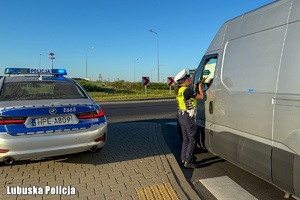 Policjant kontroluje trzeźwość