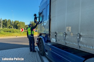Policjant kontroluje trzeźwość