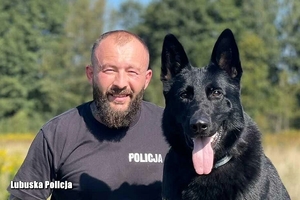 policjant ze swoim psem