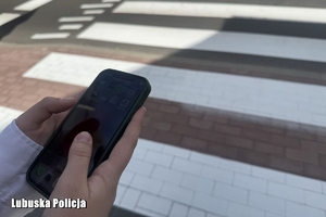 osoba używa telefonu