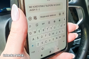 osoba używa telefonu