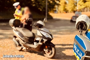 policjant kontroluje motocyklistę