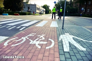 policjanci na drodze rowerowej