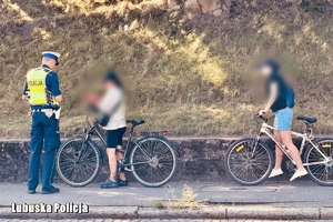 policjant kontroluje rowerzystki