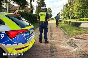 policjant obserwuje rowerzyste