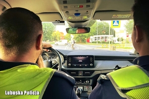 policjanci w radiowozie