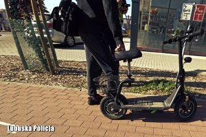 policjant kontroluje kierującego hulajnogą
