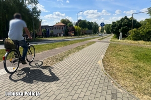 rowerzysta na drodze