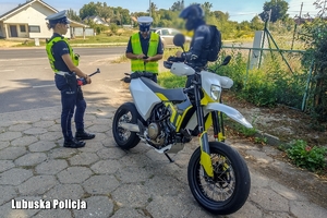 policjant kontroluje motocyklistę