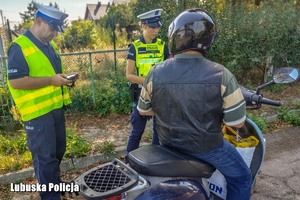 policjant kontroluje motocyklistę