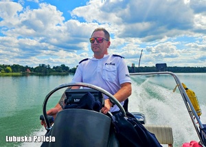 Policjant podczas patrolu na motorówce.