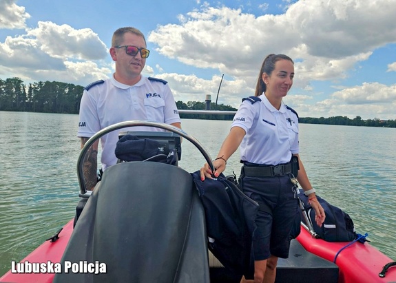 Policjanci podczas patrolowania jeziora.