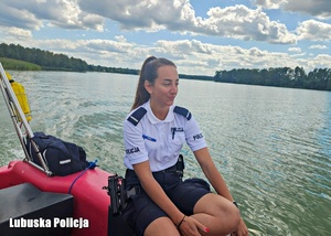 Policjantka podczas patrolowania jeziora.