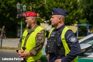Policjant i żandarm stoją w obrębie przejścia granicznego.