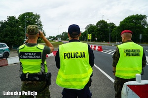 Strażnik graniczny, policjant i żandarm na przejściu granicznym.