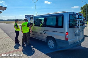Policjanci i strażnicy graniczni podczas kontroli pojazdu.