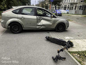 uszkodzone auto i hulajnoga na drodze
