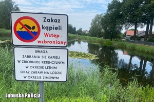 tabliczki informacyjne nad akwenem