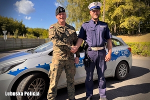 żołnierz i policjant przy radiowozie