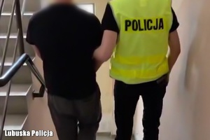 policjant prowadzi zatrzymanego mężczyznę