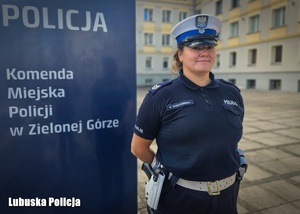 Policjantka drogówki pozuje do zdjęcia.