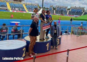 uczestniczki zawodów sportowych na podium pozują do zdjęcia.
