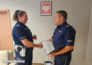 Komendant Policji gratuluje sukcesu sportowego policjantce.