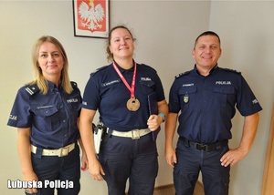 Policjanci pozują do zdjęcia.