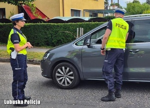Policjant sprawdza stan trzeźwości kierowcy.