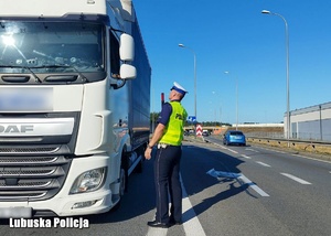 Policjant sprawdza stan trzeźwości kierowcy.