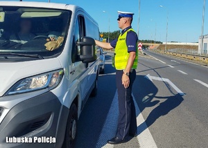 Policjant sprawdza stan trzeźwości kierowcy.