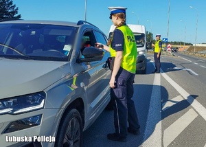 Policjant sprawdza stan trzeźwości kierowcy.