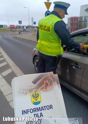 Policjant sprawdza stan trzeźwości kierowcy.