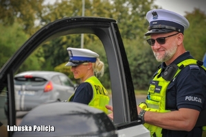 Policjant drogówki podczas kontroli drogowej.