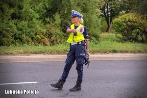 Policjantka zatrzymuje pojazd do kontroli drogowej.