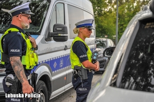 policjanci prowadzą kontrole drogową