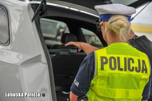 policjantka kontroluje przewożony bagaż