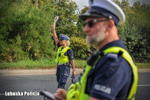 policjanci zatrzymują pojazd do kontroli