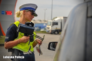 policjantka prowadzi kontrolę drogową