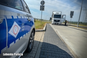 radiowóz i kontrolowana ciężarówka