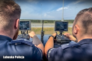 policjanci obsługują drona